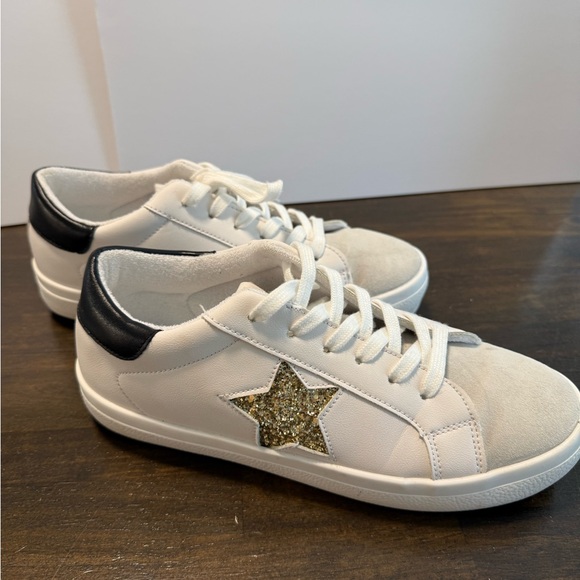 Steve Madden White Sneakers with Black Heel and Gold Star - Picture 1 of 4